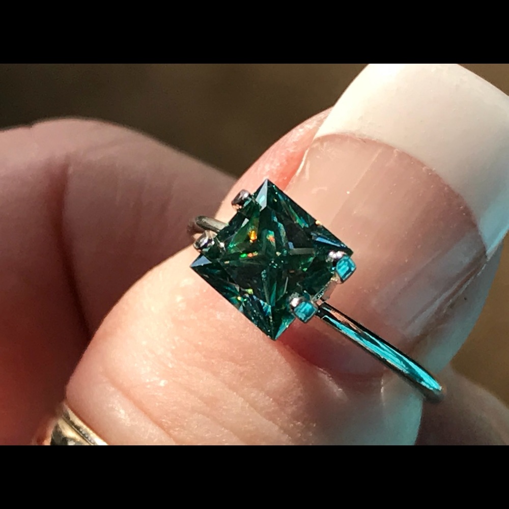 1.5 Ctw Loose moissanite blue/green